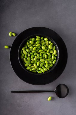 Japon yeşil fasulyeleri siyah kasede, üst manzara.