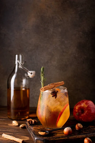 Homemade Apple Cider Apple Pieces Cinnamon Spices Glass — Stock Photo, Image