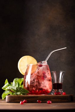 Nar suyu kokteyli ve tahta üzerinde güçlü nar likörü.