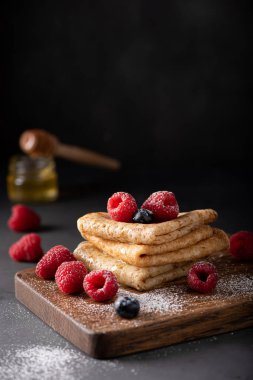 İnce ev yapımı böğürtlenli ve ballı krep. Yakın plan.