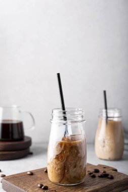 Küçük şişelerde sütlü soğuk kahve, yakın plan.