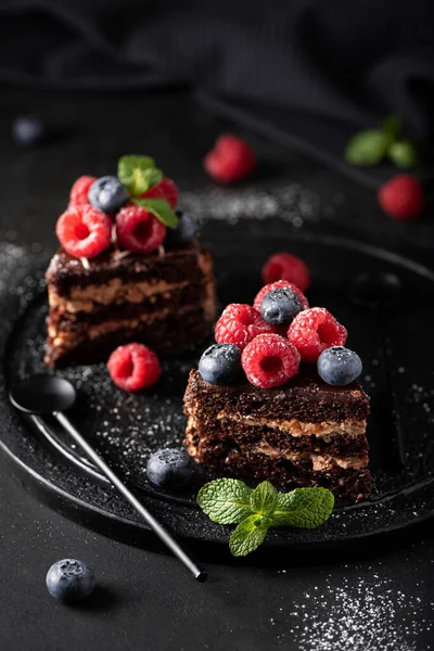 Φέτες Σπιτικού Κέικ Σοκολάτας Φρέσκα Φρούτα Μαύρο Πιάτο Πάνω Όψη Εικόνα Αρχείου