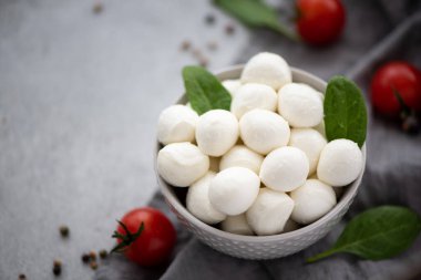 Gri kasede küçük mozzarella topları, yakın plan.