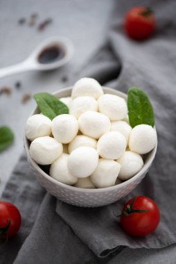 Gri kasede küçük mozzarella topları, yakın plan.