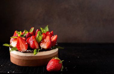 Çilekli ve naneli çikolatalı kek, fotokopi odası, yakın plan.