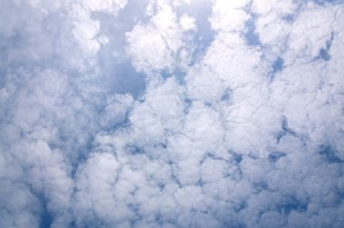 Bulutlu ve mavi gökyüzü