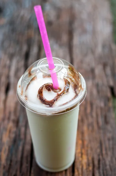 Milchshake auf Holztisch — Stockfoto