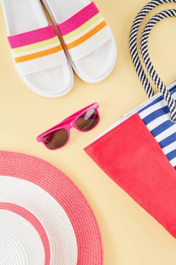 Saman plaj şapkalı, güneş gözlüklü ve parmak arası terlikli bir yaz. Yaz yolculuğu konsepti.