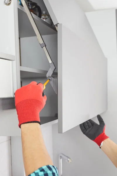 Handyman Met Schroevendraaier Installeert Meubels Keuken Arbeider Zet Een Deur — Stockfoto