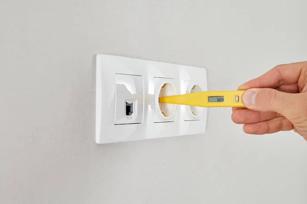 Elektrikçinin Eli Multimetre Testçi Tutuyor Duvarda Elektrik Ethernet Beyaz Soket — Stok fotoğraf