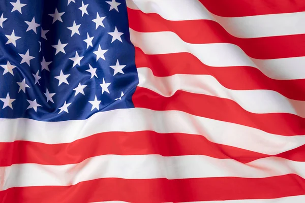 Dalgalı Amerikan bayrağını kapatın. ABD 'nin saten desenli bayrağı. Anma Günü ya da 4 Temmuz. Bayrak ve özgürlük kavramı