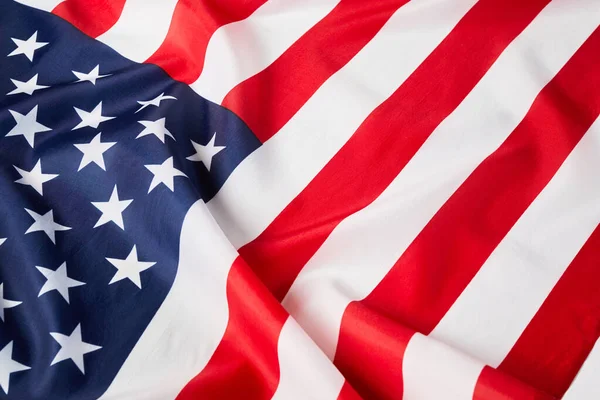 アメリカの旗を閉じてください。アメリカのサテンのテクスチャカーブフラグ。記念の日か7月4日。旗、自由の概念 — ストック写真