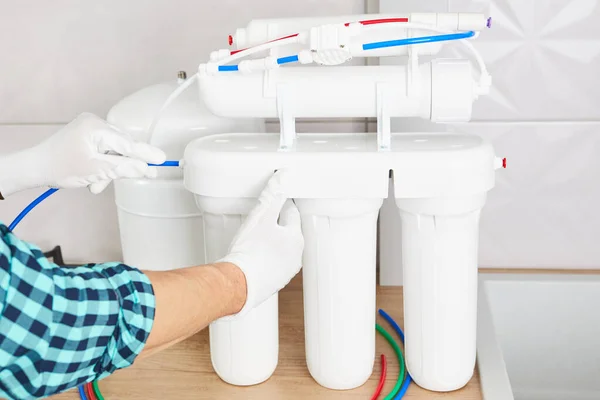 Installatie Zuiveringsosmose Systeem Loodgieter Man Hand Vervangen Water Filter Cartridges — Stockfoto