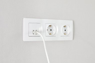 Duvarda elektrik ve ethernet beyaz soket var. Kapat..