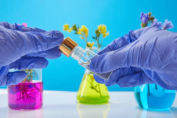 Ręce Naukowca Trzymają Butelkę Kosmetyków Probówki Roślinami Tle Koncepcja Badań — Zdjęcie stockowe