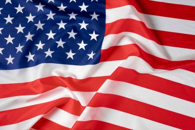 Dalgalı Amerikan bayrağını kapatın. ABD 'nin saten desenli bayrağı. Anma Günü ya da 4 Temmuz. Bayrak ve özgürlük kavramı