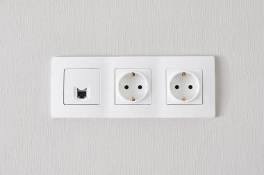 Duvarda elektrik ve ethernet beyaz soket var. Kapat..