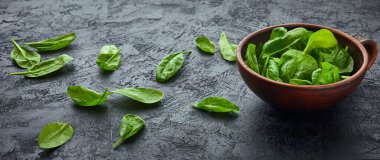 Arka plandaki kasede ıspanak var. Taze ıspanak, vitamin salatası..