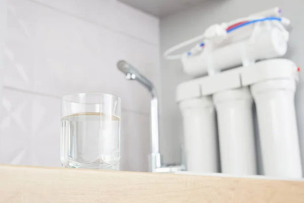 Een Glas Schoon Water Met Osmose Filter Een Keukeninterieur Concept — Stockfoto