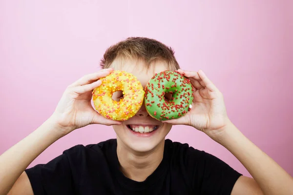 Happy Boy Heeft Plezier Gespeeld Met Donuts Roze Achtergrond Kind — Stockfoto
