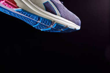 Ayakkabı tabanının bir parçası. Spor ayakkabı kumaşının dokusu. Koşmak için biçim ayakkabısı.