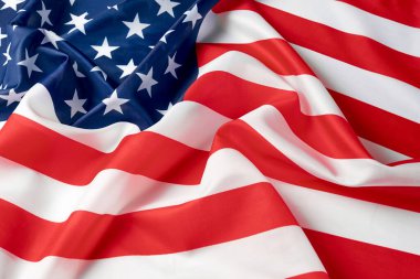 Dalgalı Amerikan bayrağını kapatın. ABD 'nin saten desenli bayrağı. Anma Günü ya da 4 Temmuz. Bayrak ve özgürlük kavramı