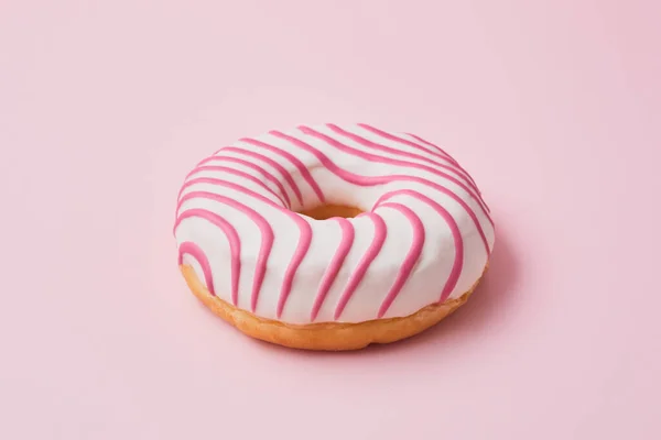 Krapfen mit mehrfarbiger Glasur auf trendigem rosa Hintergrund. Donut sind traditionelles Gebäck. — Stockfoto