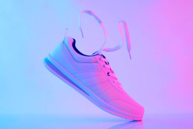 Neon ışıklı beyaz spor ayakkabılar. Spor salonundaki spor ayakkabıları. Yaratıcı minimalizm.