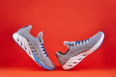 Stabilite ve minder koşu ayakkabıları. Turuncu arka planda yeni markasız koşu ayakkabısı ya da antrenör. Erkek spor ayakkabıları. Bir çift spor ayakkabı..