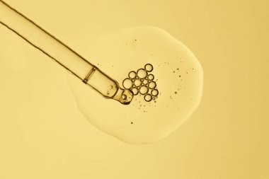 Kozmetik jel, serum örnekleri. Jel dokusu. Temiz kozmetik sıvısı damlası. Kabarcık örneği ile şeffaf cilt ürünü. Kapat..