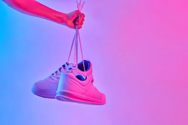 Sepatu Putih Berbusana Dalam Cahaya Neon Sepatu Olahraga Untuk Latihan — Stok Foto