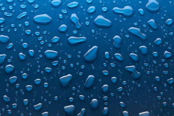 Vochtinbrengende Vloeibare Blauwe Druppels Pastelachtergrond Cosmetische Toner Waterdruppels Hyaluronisch Serum — Stockfoto