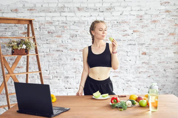 Αθλητική γυναίκα που κρατάει νόστιμο μήλο. Έννοια των υγιεινών βιολογικών και βιταμινών τροφίμων. — Φωτογραφία Αρχείου