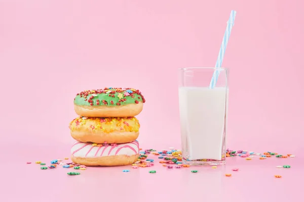 Donuts Gelo Polvilha Com Vidro Leite Fundo Rosa Pastel Donut — Fotografia de Stock