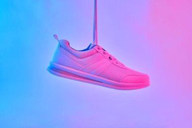 Neon ışıklı beyaz spor ayakkabılar. Spor salonundaki spor ayakkabıları. Yaratıcı minimalizm.