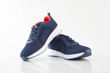 Bir çift yeni markasız mavi koşu ayakkabısı ya da beyaz arka planda spor ayakkabısı. Spor ayakkabıları ya da spor ayakkabıları..