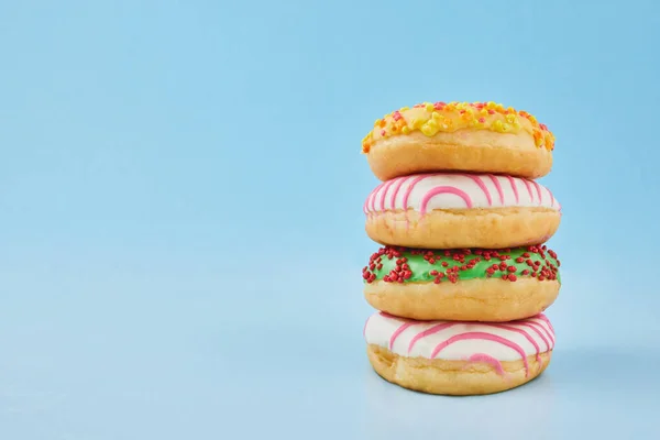 Donuts Glaseados Con Aspersiones Sobre Fondo Azul Pastel Rosquillas Dulces — Foto de Stock