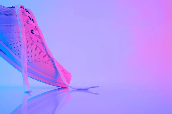 Sneakers Bianco Moda Luce Neon Scarpe Sportive Allenarsi Palestra Minimalismo — Foto Stock