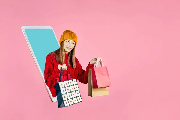 虚拟移动购买 在网上商店或商店打折促销活动中拿着购物袋的年轻女性通过手机或平板电脑观看 电子商务 应用程序广告概念 — 图库照片