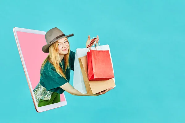 Compra Móvel Virtual Jovens Mulheres Segurando Saco Compras Loja Online — Fotografia de Stock