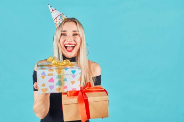 Kutlama partisinde hediye kutulu güzel mutlu kız. Doğum günü ya da Yeni Yıl Arifesi Kutlaması