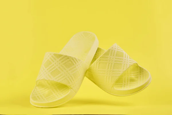 Zapatillas Sobre Fondo Amarillo Cerca —  Fotos de Stock