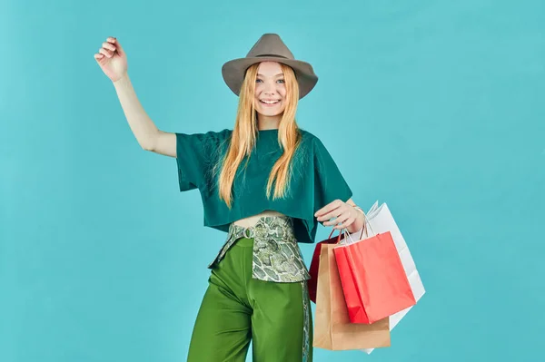 Jovem Feliz Segurando Sacos Compras Ficar Menina Bonita Andar Shopping — Fotografia de Stock