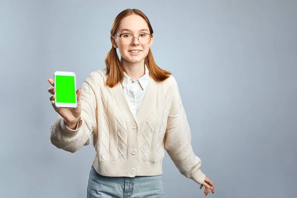 Estúdio Tiro Sorrir Jovem Mostra Tela Branco Gadget Smartphone Usa — Fotografia de Stock