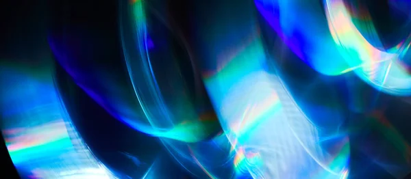 Wazig Licht dat één belichting in de camera schildert. licht glanst met een spectrale gradiënt op een donkere achtergrond. Veelkleurige abstracte kleurrijke lijn. Ongewoon lichteffect. — Stockfoto