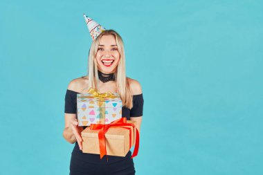 Hediyesi olan bir kadın. Hediyesi olan mutlu bir kız. Kutlama partisinde hediye kutulu güzel mutlu kız. Doğum günü ya da Yeni Yıl Arifesi Kutlaması