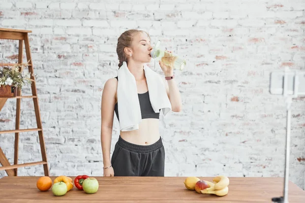 Κορίτσι Υγιή Blogger Δείχνει Φρούτα Καθαρή Διατροφή Και Νερό Χρησιμοποιήστε — Φωτογραφία Αρχείου