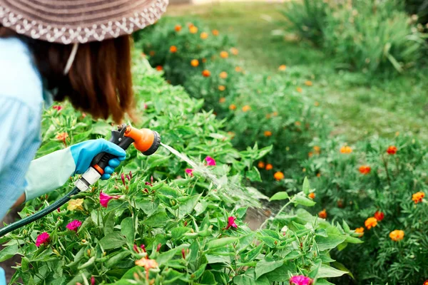 Wanita Menyiram Tanaman Menyiram Air Rumput Halaman Belakang Gadis Yang — Stok Foto