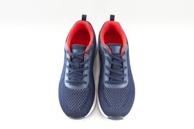 Bir çift yeni markasız mavi koşu ayakkabısı ya da beyaz arka planda spor ayakkabısı. Spor ayakkabıları ya da spor ayakkabıları..