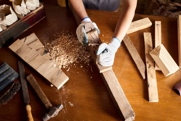 大工の店で木製のテーブルの上の機器で作業大工 女性は大工の店で働いています — ストック写真